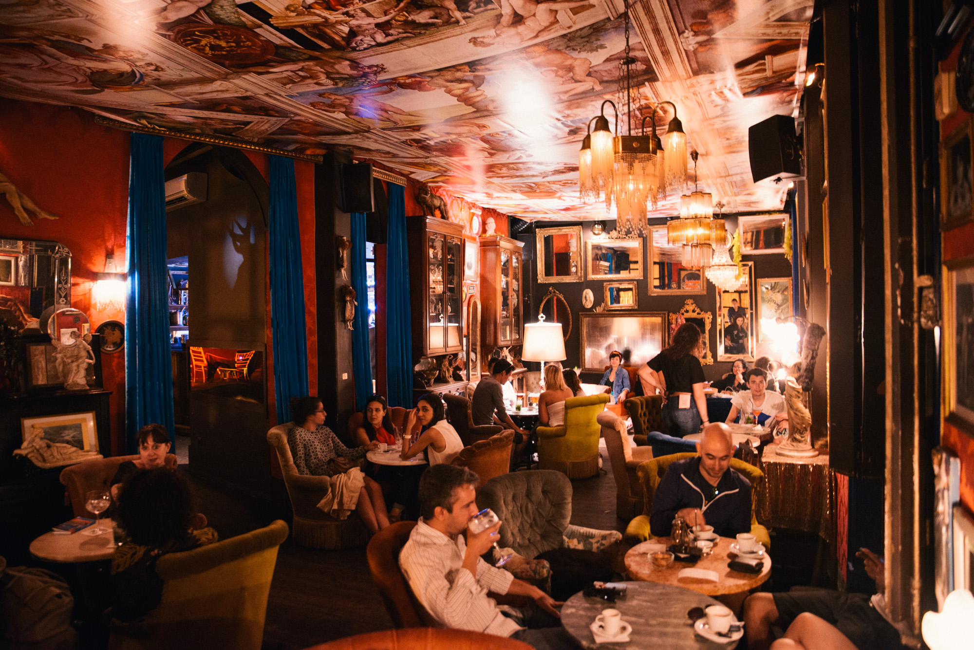 Take a trip in the time of old pubs in Lisbon