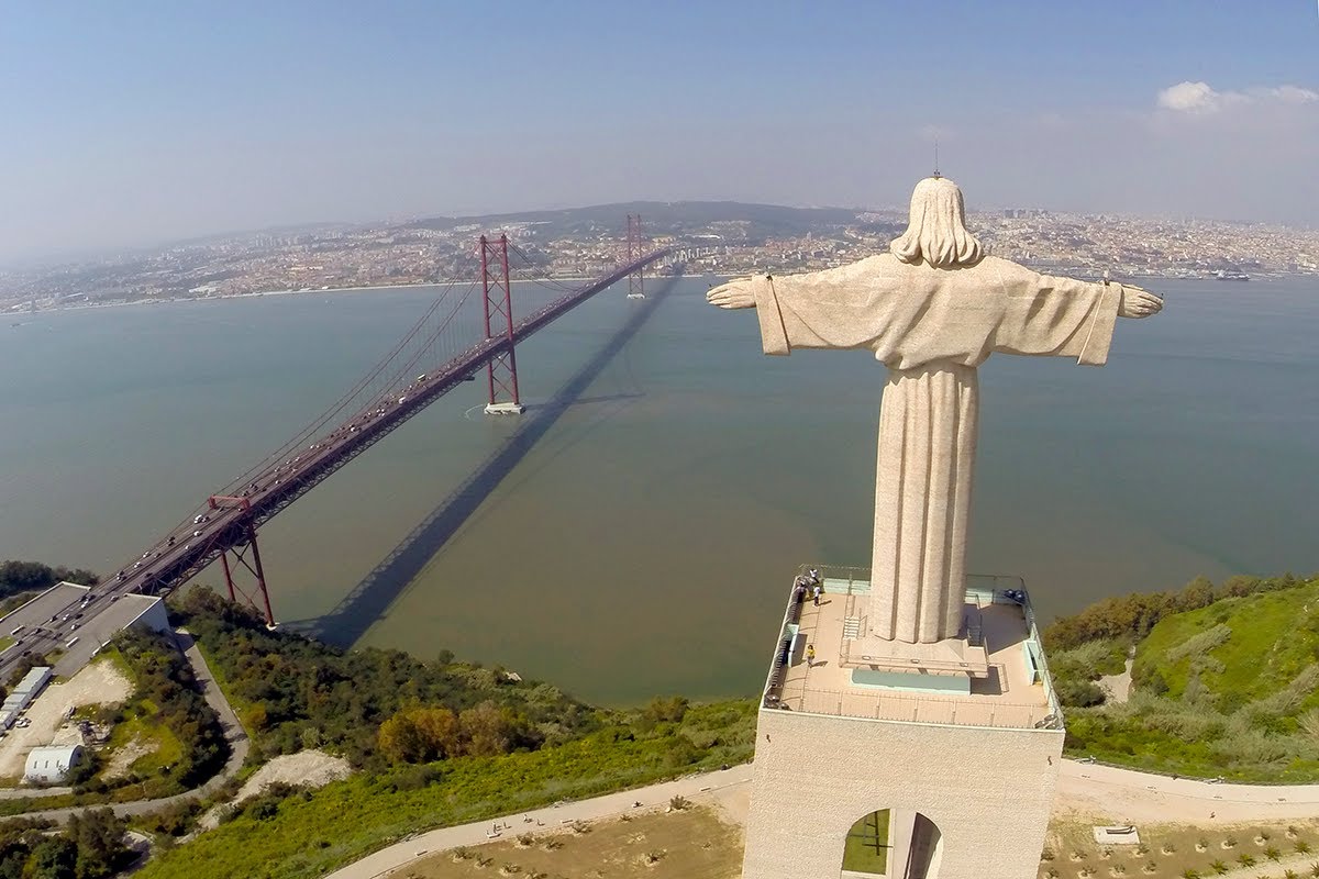 Cristo Rei na margem sul do Tejo