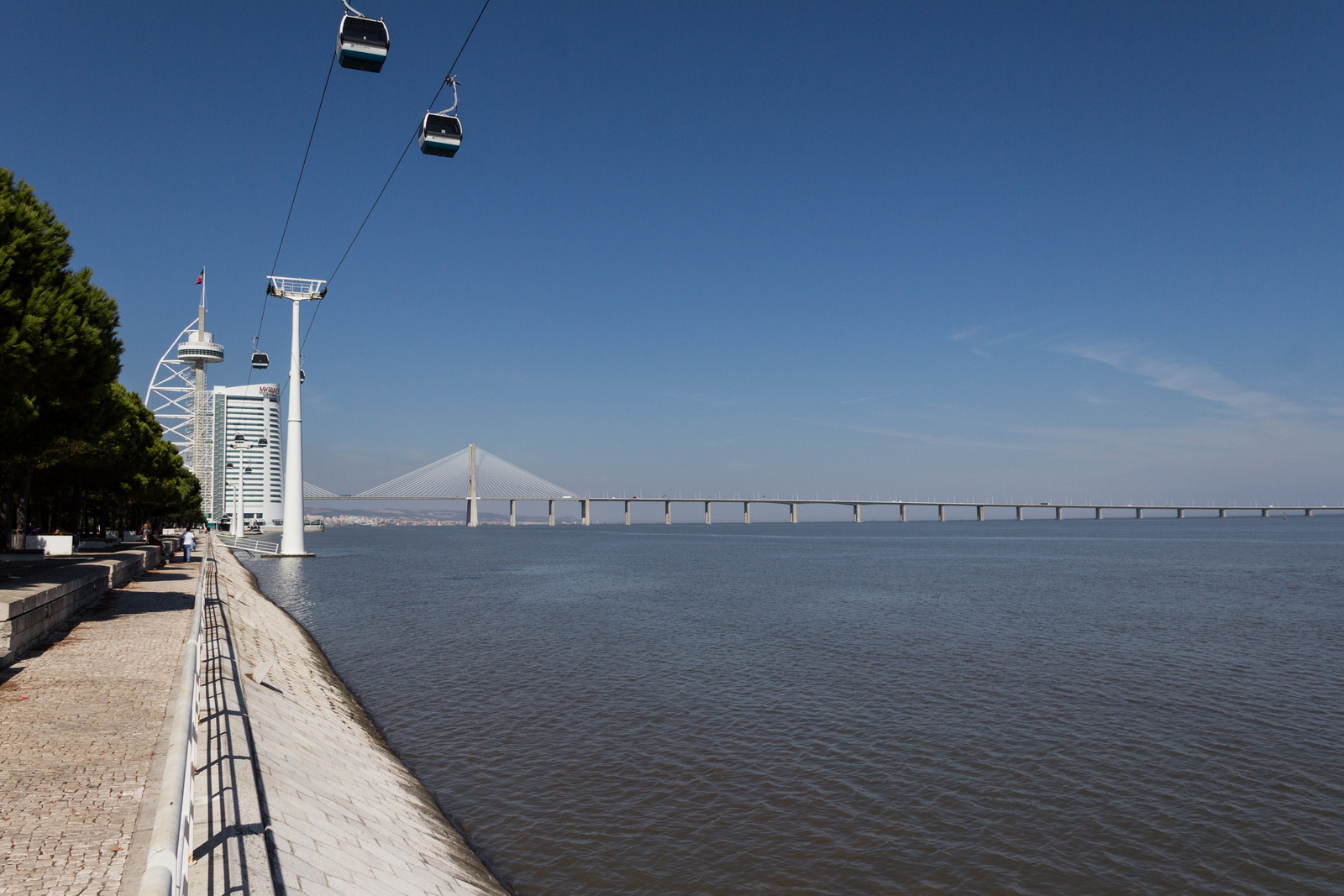 Passeio junto ao Tejo, Lisboa Passeio junto ao Tejo, Lisboa