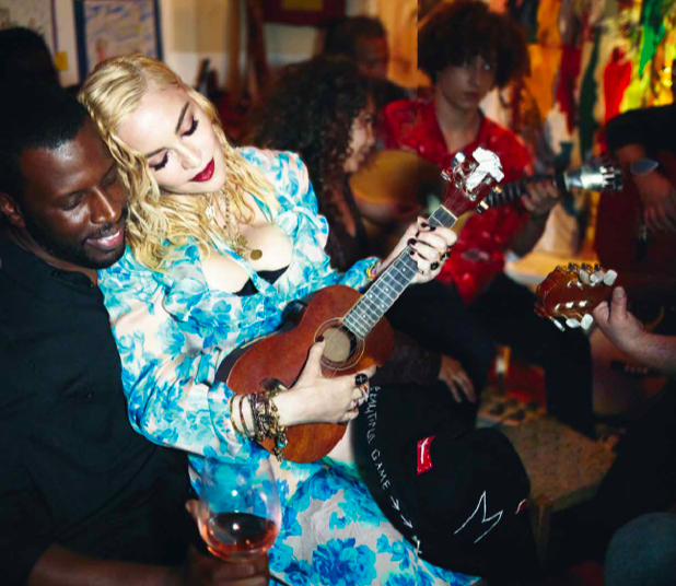 Madonna a tocar guitarra no Tejo Bar 
